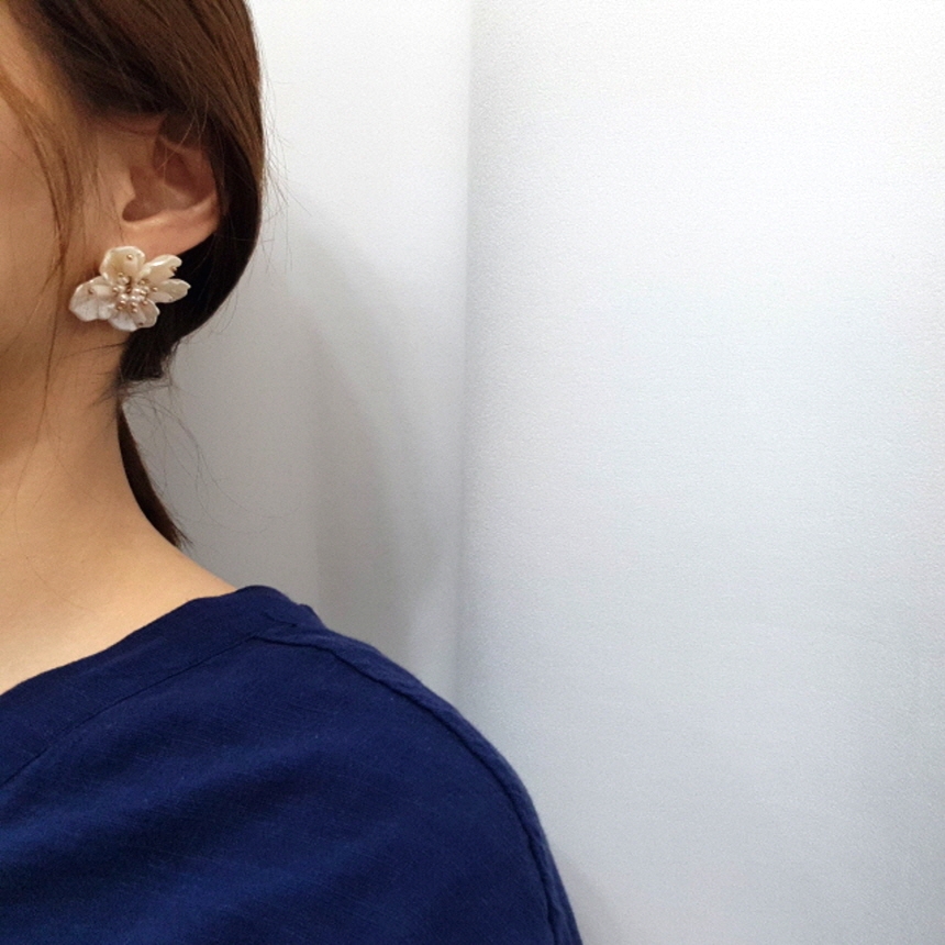 <b><p>Mourning Pitchi ther-Daughter Flow earrs</p></b><b><p>無排 ピッチニー 螺鈿 花のイヤリング チタン ボールド パロップ フラワー 派手な</p></b><br /><br /><p align='center'>