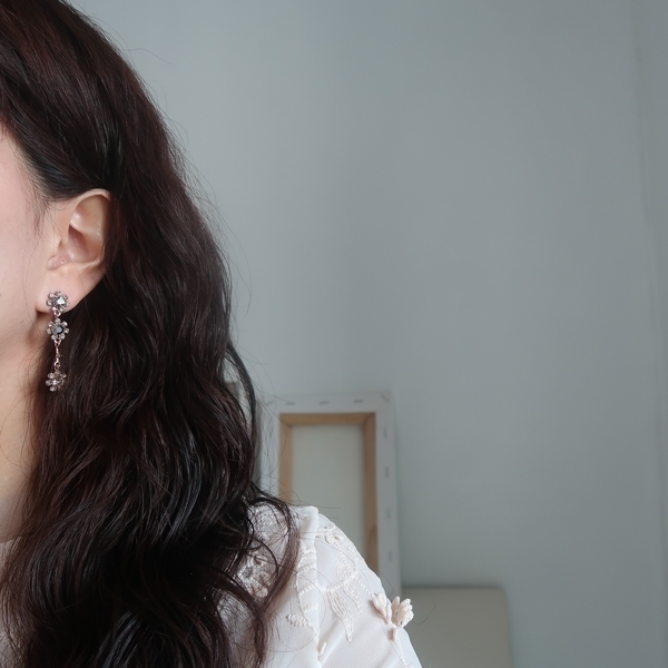 <b><p>Possible eaves door flower Antique Drop Earrings</p></b><b><p>グィチ可能 ドア フラワー アンティーク ドロップイヤリング 2 色 派手な 結婚式</p></b><br /><br /><p align='center'>