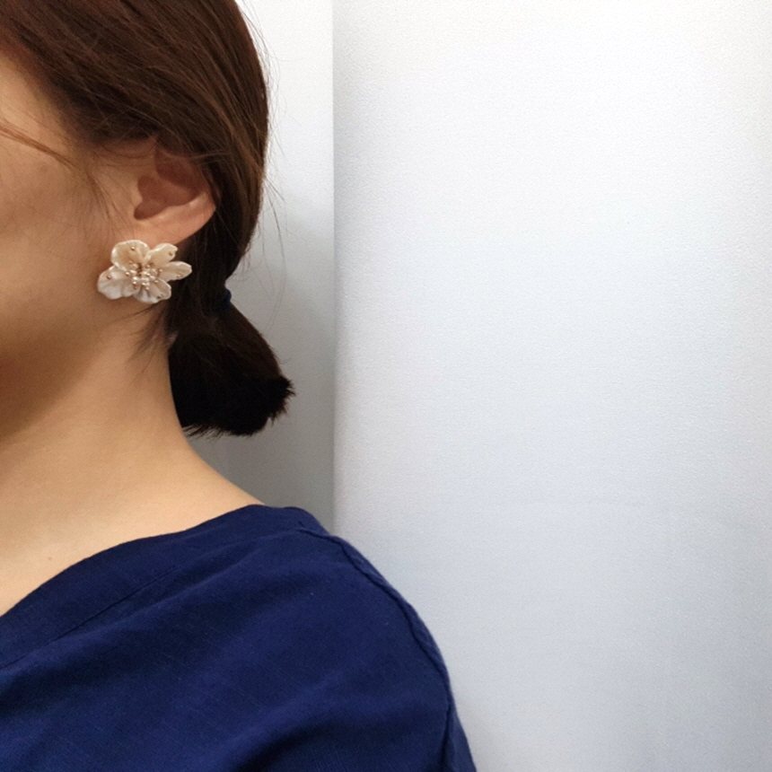 <b><p>Mourning Pitchi ther-Daughter Flow earrs</p></b><b><p>無排 ピッチニー 螺鈿 花のイヤリング チタン ボールド パロップ フラワー 派手な</p></b><br /><br /><p align='center'>