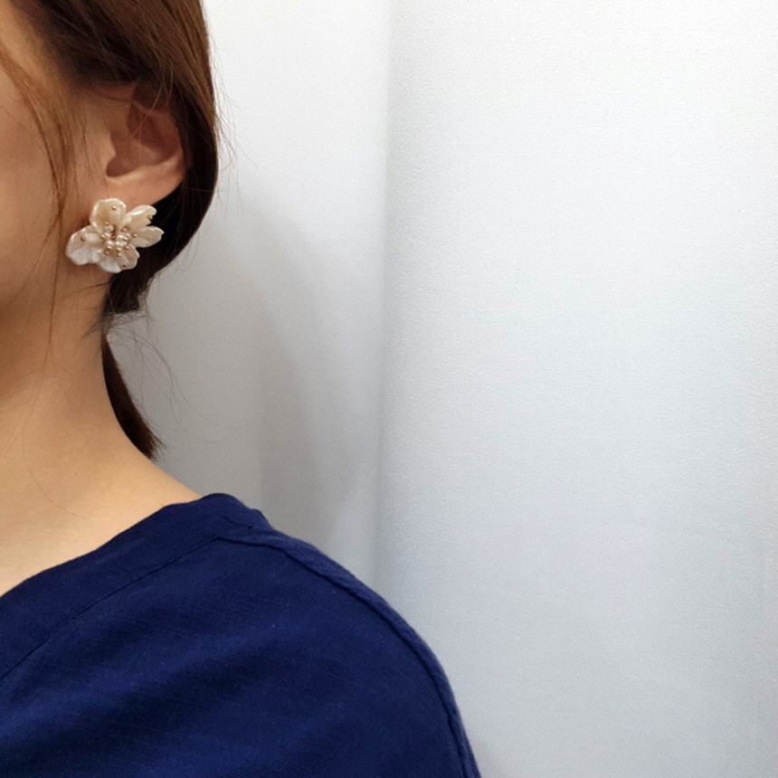 <b><p>Mourning Pitchi ther-Daughter Flow earrs</p></b><b><p>無排 ピッチニー 螺鈿 花のイヤリング チタン ボールド パロップ フラワー 派手な</p></b><br /><br /><p align='center'>