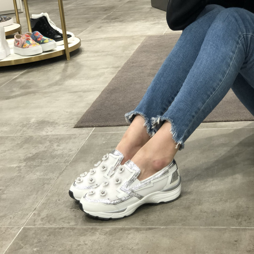 <b><p>Shu Comma Bonnie Bloss Slip- White DG4DX16003WHT</p></b><b><p>シューコンマみる ブロッサム スリップオン ホワイト DG4DX16003WHT</p></b><br /><br /><p align='center'>