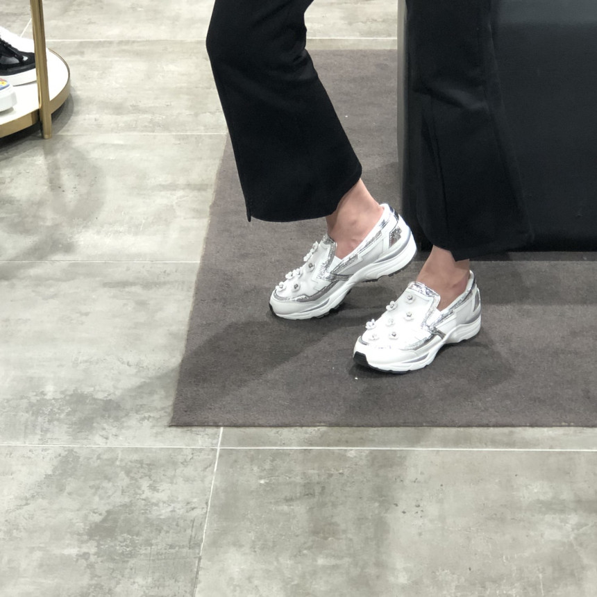 <b><p>Shu Comma Bonnie Bloss Slip- White DG4DX16003WHT</p></b><b><p>シューコンマみる ブロッサム スリップオン ホワイト DG4DX16003WHT</p></b><br /><br /><p align='center'>