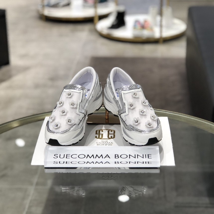 <b><p>Shu Comma Bonnie Bloss Slip- White DG4DX16003WHT</p></b><b><p>シューコンマみる ブロッサム スリップオン ホワイト DG4DX16003WHT</p></b><br /><br /><p align='center'>