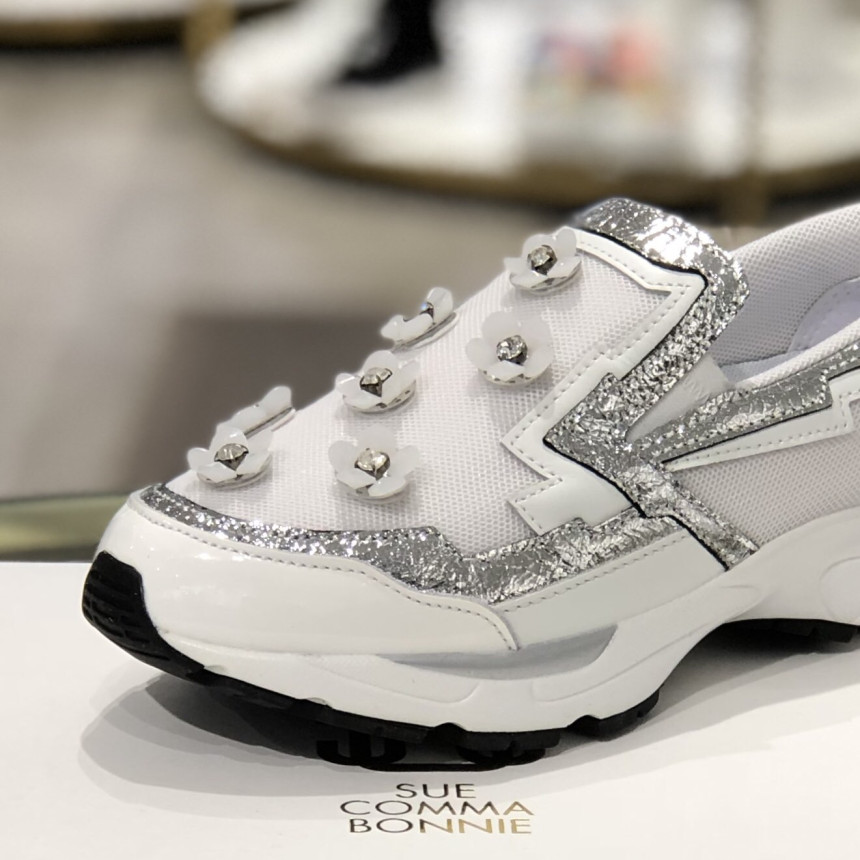 <b><p>Shu Comma Bonnie Bloss Slip- White DG4DX16003WHT</p></b><b><p>シューコンマみる ブロッサム スリップオン ホワイト DG4DX16003WHT</p></b><br /><br /><p align='center'>