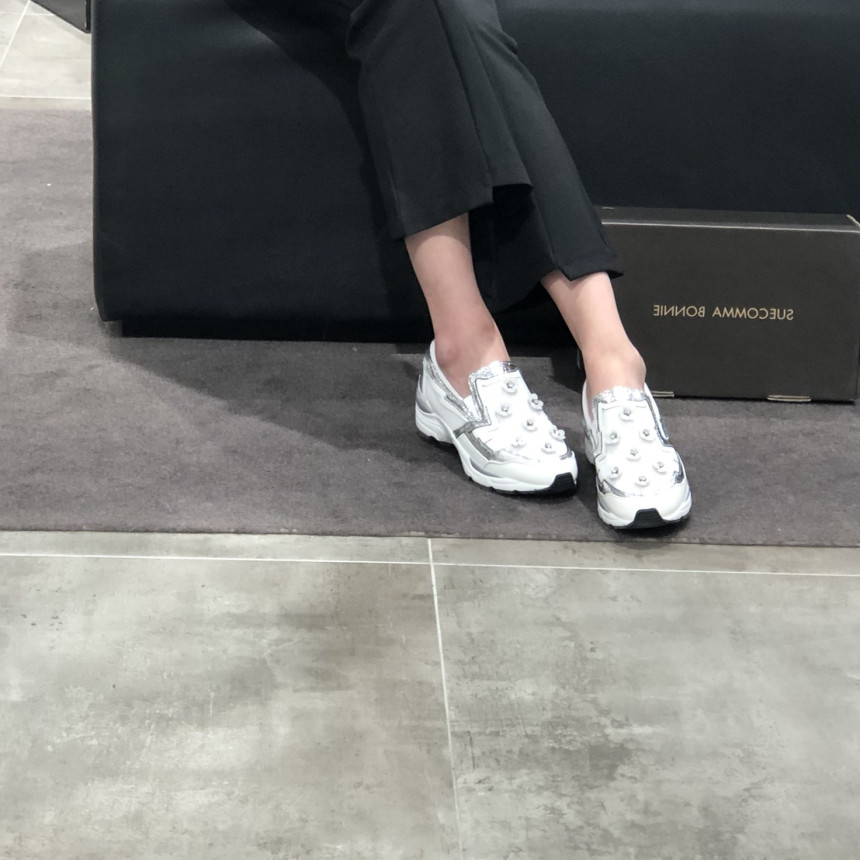 <b><p>Shu Comma Bonnie Bloss Slip- White DG4DX16003WHT</p></b><b><p>シューコンマみる ブロッサム スリップオン ホワイト DG4DX16003WHT</p></b><br /><br /><p align='center'>