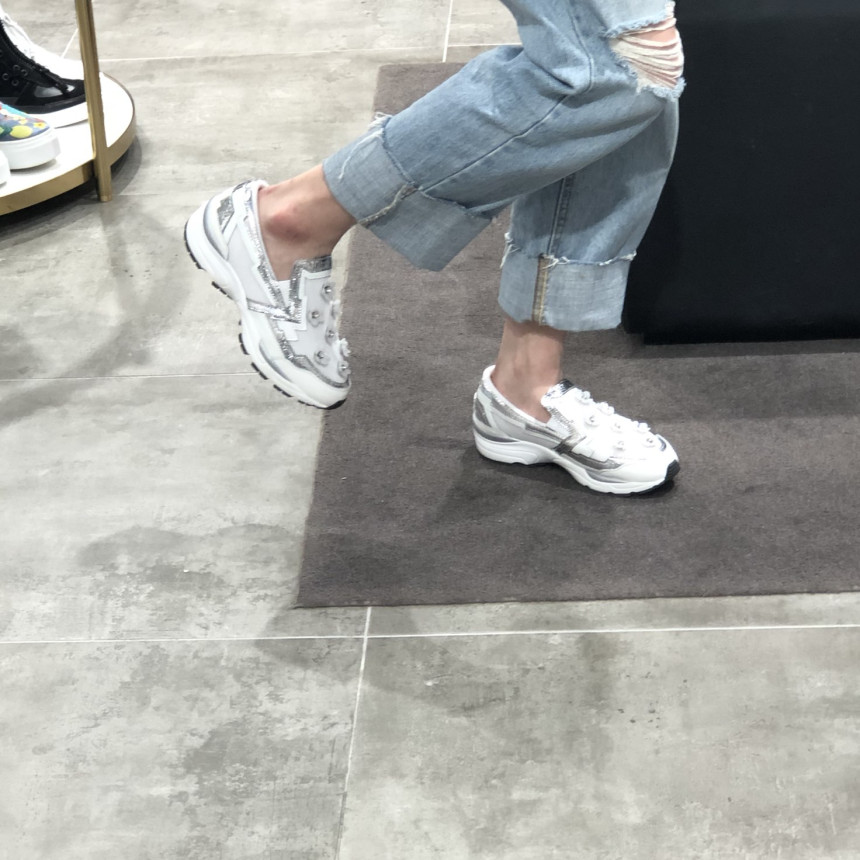 <b><p>Shu Comma Bonnie Bloss Slip- White DG4DX16003WHT</p></b><b><p>シューコンマみる ブロッサム スリップオン ホワイト DG4DX16003WHT</p></b><br /><br /><p align='center'>