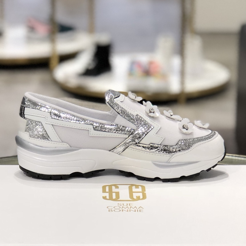 <b><p>Shu Comma Bonnie Bloss Slip- White DG4DX16003WHT</p></b><b><p>シューコンマみる ブロッサム スリップオン ホワイト DG4DX16003WHT</p></b><br /><br /><p align='center'>
