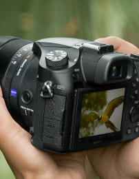 가장빠른 초망원카메라 소니 DSC-RX10M4