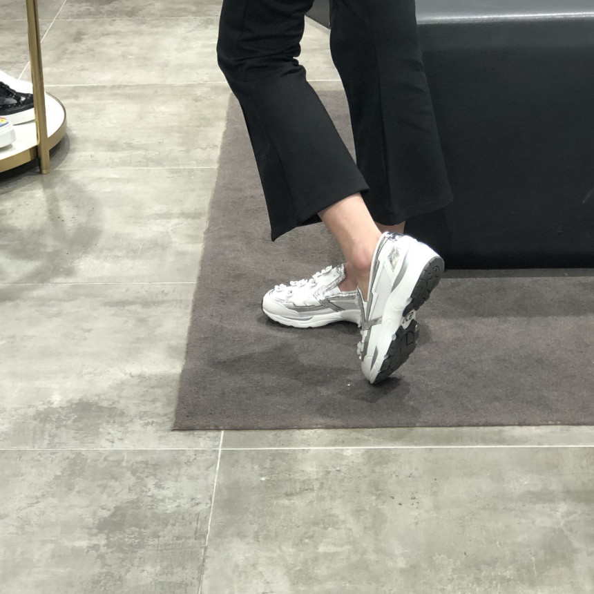 <b><p>Shu Comma Bonnie Bloss Slip- White DG4DX16003WHT</p></b><b><p>シューコンマみる ブロッサム スリップオン ホワイト DG4DX16003WHT</p></b><br /><br /><p align='center'>