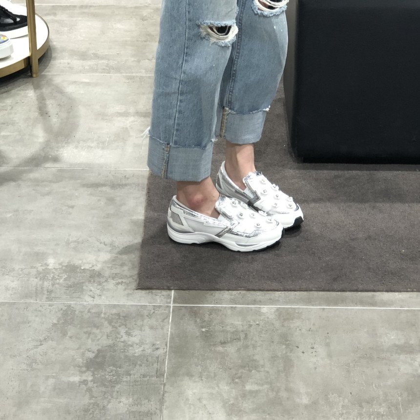 <b><p>Shu Comma Bonnie Bloss Slip- White DG4DX16003WHT</p></b><b><p>シューコンマみる ブロッサム スリップオン ホワイト DG4DX16003WHT</p></b><br /><br /><p align='center'>