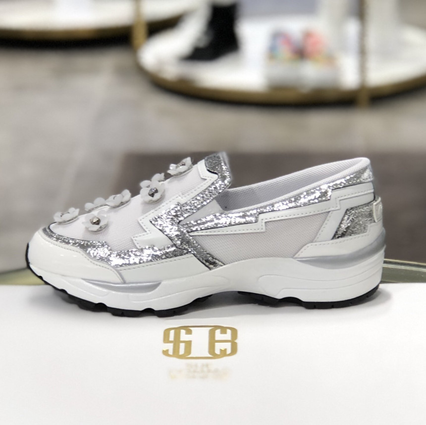 <b><p>Shu Comma Bonnie Bloss Slip- White DG4DX16003WHT</p></b><b><p>シューコンマみる ブロッサム スリップオン ホワイト DG4DX16003WHT</p></b><br /><br /><p align='center'>