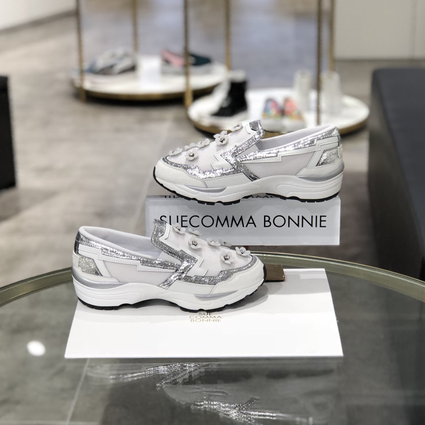 <b><p>Shu Comma Bonnie Bloss Slip- White DG4DX16003WHT</p></b><b><p>シューコンマみる ブロッサム スリップオン ホワイト DG4DX16003WHT</p></b><br /><br /><p align='center'>