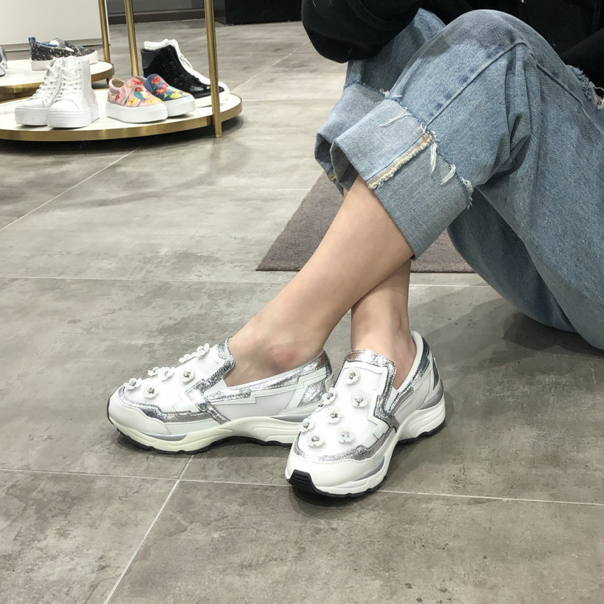 <b><p>Shu Comma Bonnie Bloss Slip- White DG4DX16003WHT</p></b><b><p>シューコンマみる ブロッサム スリップオン ホワイト DG4DX16003WHT</p></b><br /><br /><p align='center'>