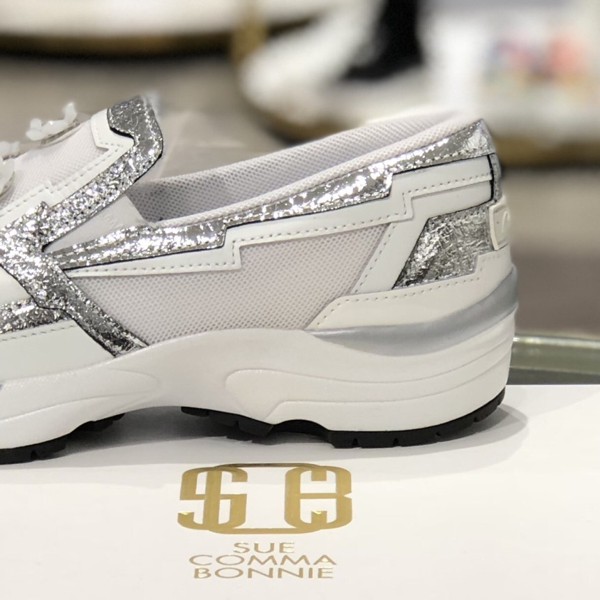 <b><p>Shu Comma Bonnie Bloss Slip- White DG4DX16003WHT</p></b><b><p>シューコンマみる ブロッサム スリップオン ホワイト DG4DX16003WHT</p></b><br /><br /><p align='center'>