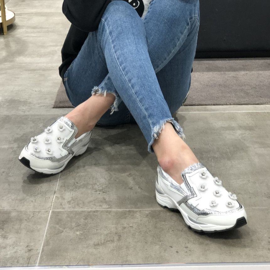 <b><p>Shu Comma Bonnie Bloss Slip- White DG4DX16003WHT</p></b><b><p>シューコンマみる ブロッサム スリップオン ホワイト DG4DX16003WHT</p></b><br /><br /><p align='center'>