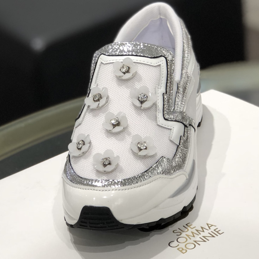 <b><p>Shu Comma Bonnie Bloss Slip- White DG4DX16003WHT</p></b><b><p>シューコンマみる ブロッサム スリップオン ホワイト DG4DX16003WHT</p></b><br /><br /><p align='center'>