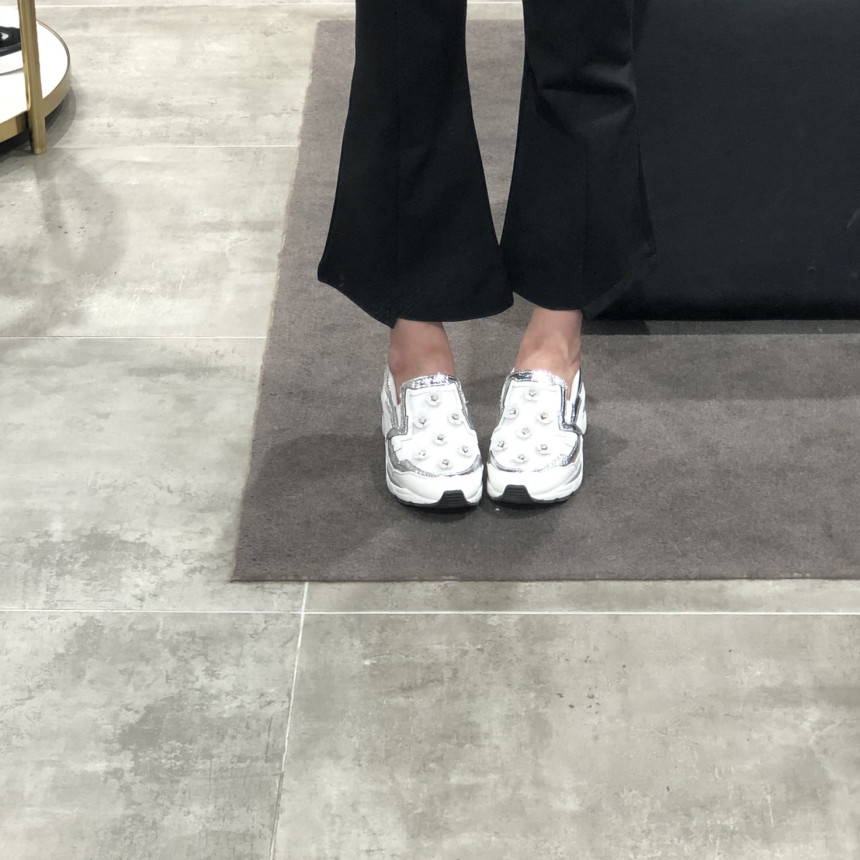 <b><p>Shu Comma Bonnie Bloss Slip- White DG4DX16003WHT</p></b><b><p>シューコンマみる ブロッサム スリップオン ホワイト DG4DX16003WHT</p></b><br /><br /><p align='center'>