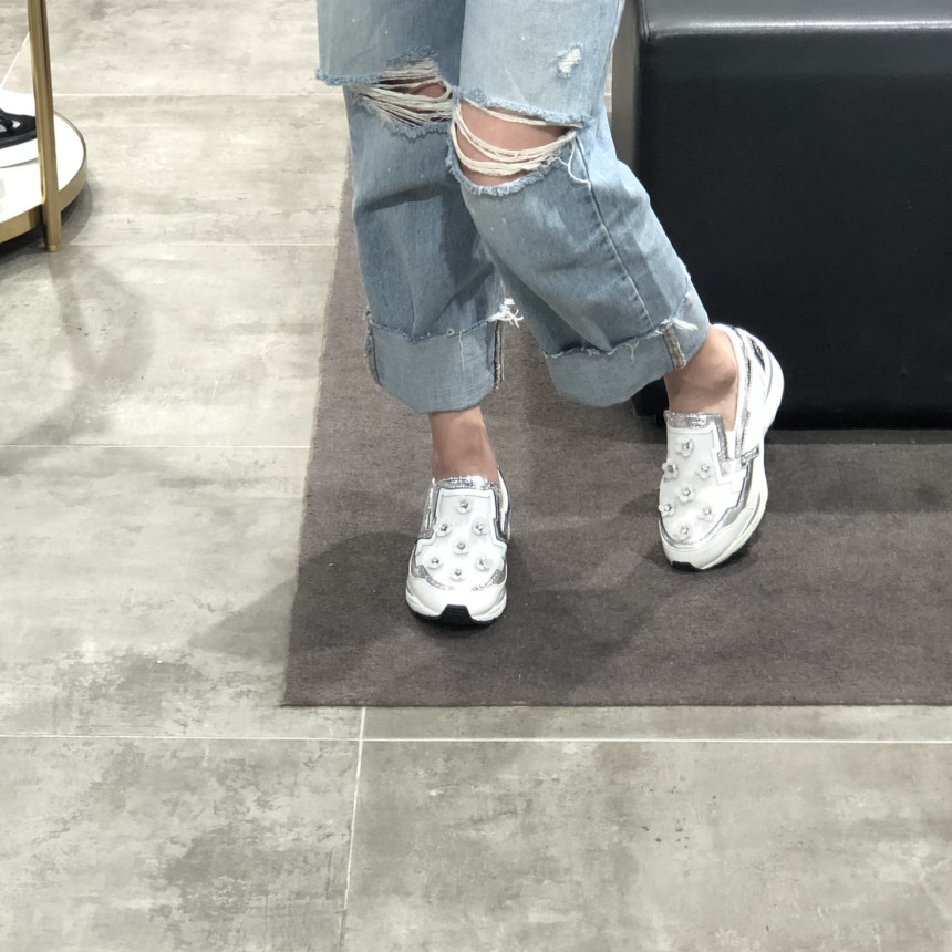 <b><p>Shu Comma Bonnie Bloss Slip- White DG4DX16003WHT</p></b><b><p>シューコンマみる ブロッサム スリップオン ホワイト DG4DX16003WHT</p></b><br /><br /><p align='center'>