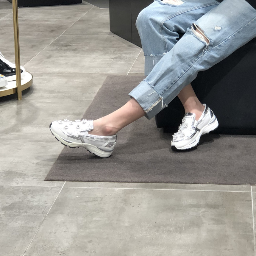 <b><p>Shu Comma Bonnie Bloss Slip- White DG4DX16003WHT</p></b><b><p>シューコンマみる ブロッサム スリップオン ホワイト DG4DX16003WHT</p></b><br /><br /><p align='center'>