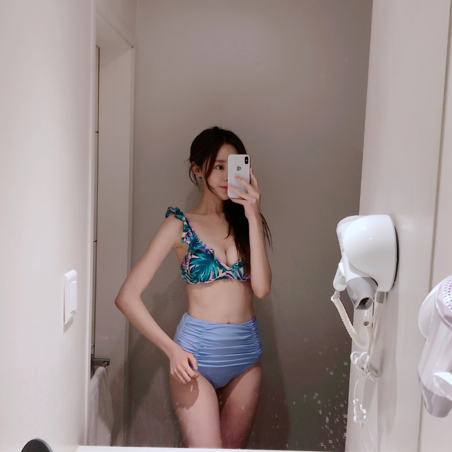 <b><p>Frill High waist bikini Twenties wom Wongp</p></b><b><p>フリル ハイウエスト ビキニ 20代の女性 ワンポン 体型カバー 新婚旅行 シャーリング</p></b><br /><br /><p align='center'>