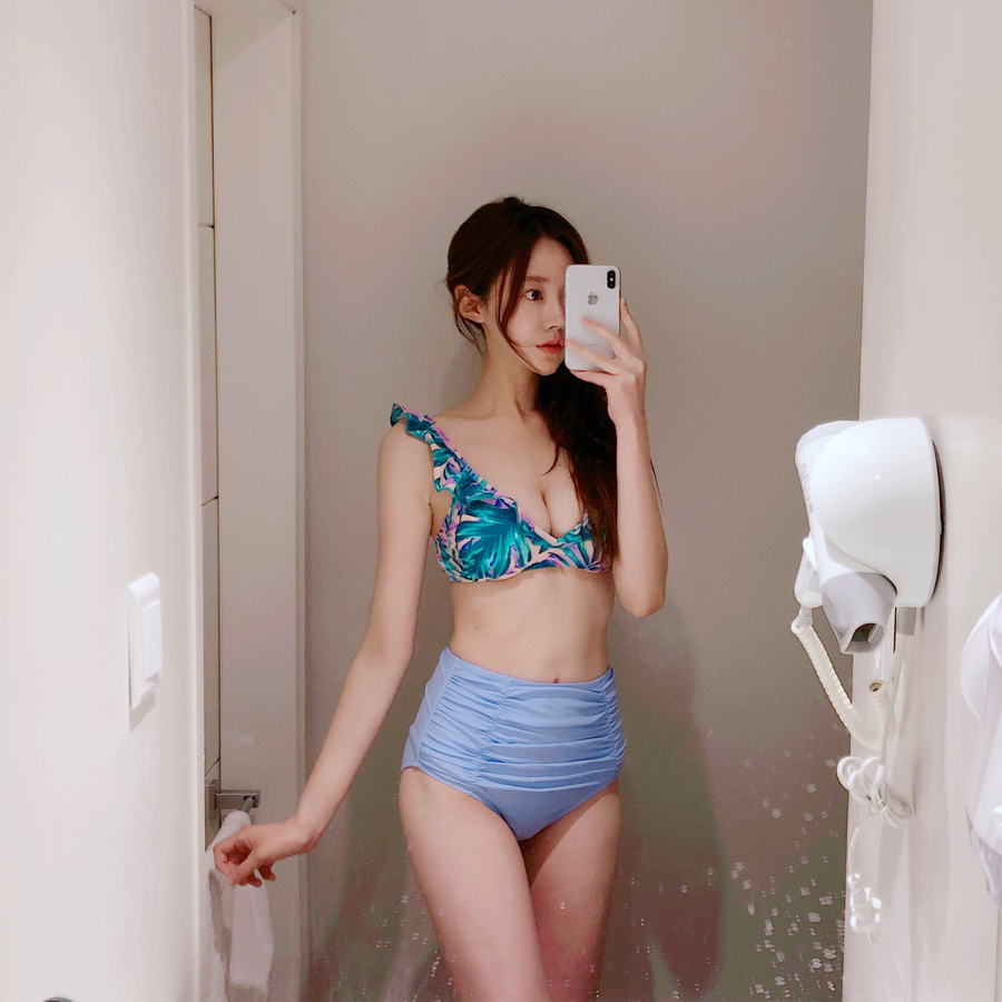 <b><p>Frill High waist bikini Twenties wom Wongp</p></b><b><p>フリル ハイウエスト ビキニ 20代の女性 ワンポン 体型カバー 新婚旅行 シャーリング</p></b><br /><br /><p align='center'>