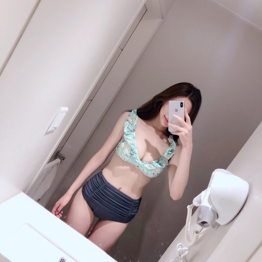 <b><p>Frill High waist bikini Twenties wom Wongp</p></b><b><p>フリル ハイウエスト ビキニ 20代の女性 ワンポン 体型カバー 新婚旅行 シャーリング</p></b><br /><br /><p align='center'>