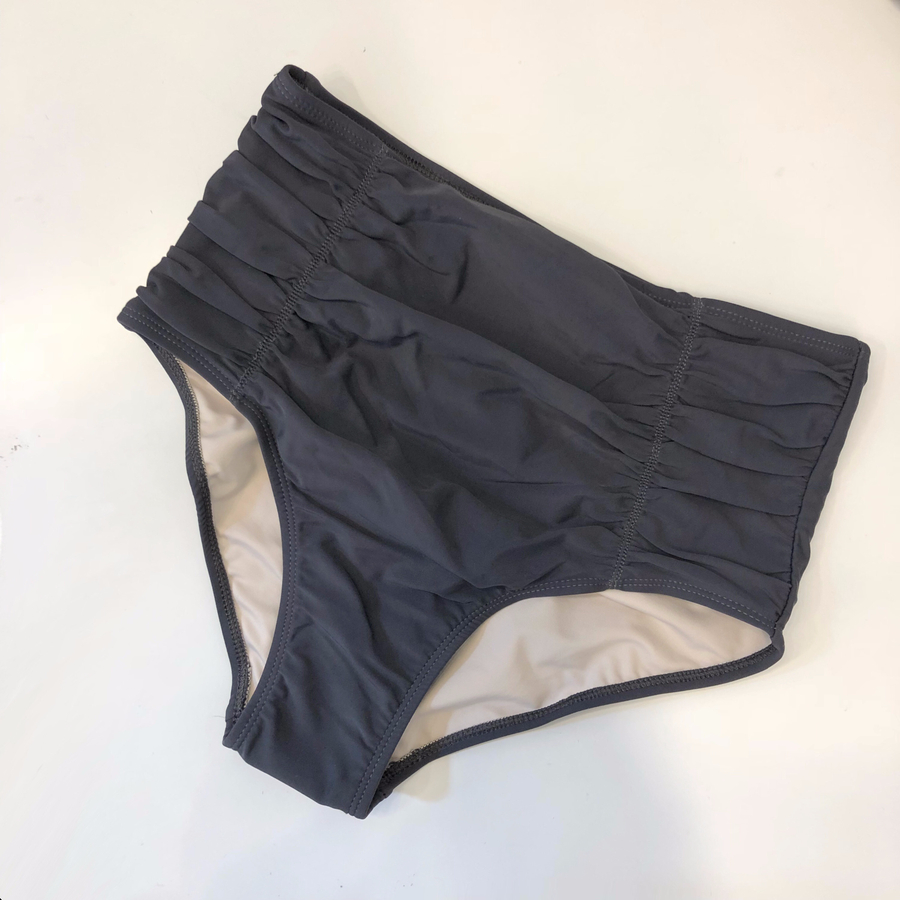 <b><p>Frill High waist bikini Twenties wom Wongp</p></b><b><p>フリル ハイウエスト ビキニ 20代の女性 ワンポン 体型カバー 新婚旅行 シャーリング</p></b><br /><br /><p align='center'>