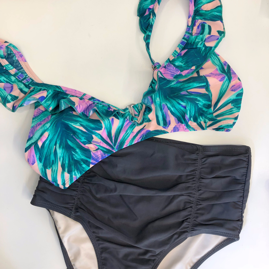 <b><p>Frill High waist bikini Twenties wom Wongp</p></b><b><p>フリル ハイウエスト ビキニ 20代の女性 ワンポン 体型カバー 新婚旅行 シャーリング</p></b><br /><br /><p align='center'>