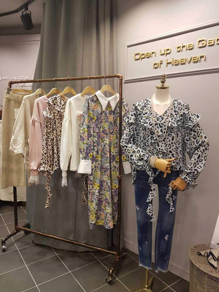 <b><p>Cheetah Printing T-shirt Suible for special</p></b><b><p>チーター 印刷 Tシャツ 特別な日にふさわしい ユニーク 春身上コーディネート 重ね着しやすい</p></b><br /><br /><p align='center'>