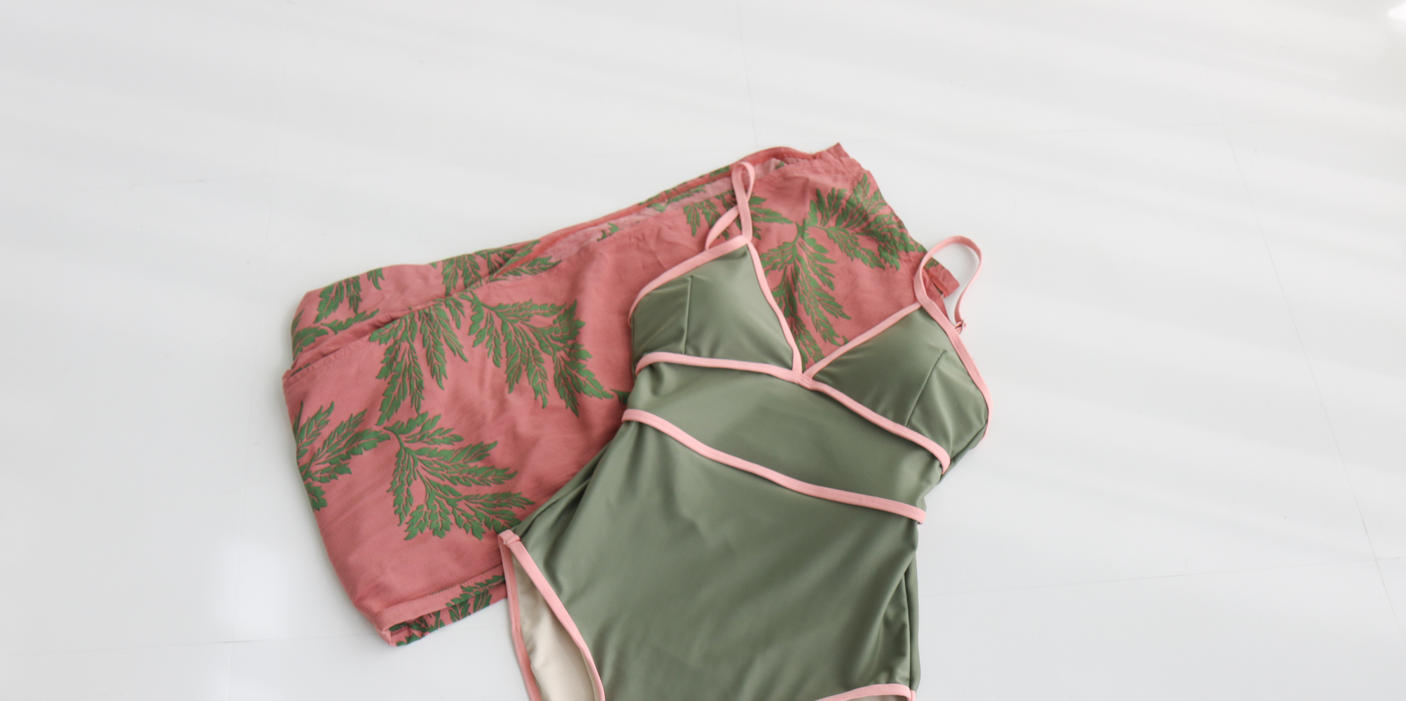 <b><p>Retro line piece swimsuit Monoki Sexy Bee</p></b><b><p>レトロ ライン ワンピース 水着 モノキニ セクシー非 スイムスーツ 豪華な 配色</p></b><br /><br /><p align='center'>