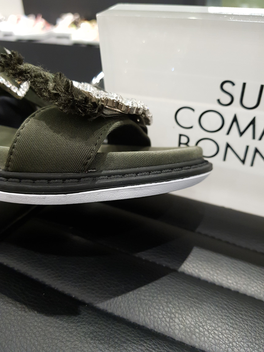 <b><p>Shu Comma Bonnie suecbe Srina sandal khaki</p></b><b><p>シューコンマみる suecommabonnie スリナ サンダル カーキ DG2AM17007KHI</p></b><br /><br /><p align='center'>