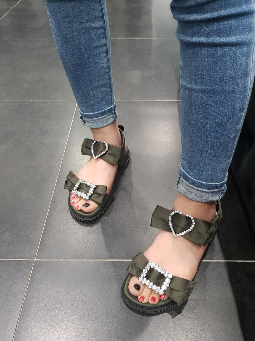 <b><p>Shu Comma Bonnie suecbe Srina sandal khaki</p></b><b><p>シューコンマみる suecommabonnie スリナ サンダル カーキ DG2AM17007KHI</p></b><br /><br /><p align='center'>