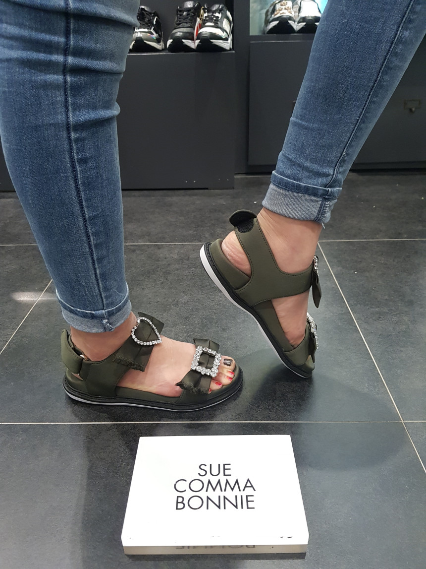 <b><p>Shu Comma Bonnie suecbe Srina sandal khaki</p></b><b><p>シューコンマみる suecommabonnie スリナ サンダル カーキ DG2AM17007KHI</p></b><br /><br /><p align='center'>