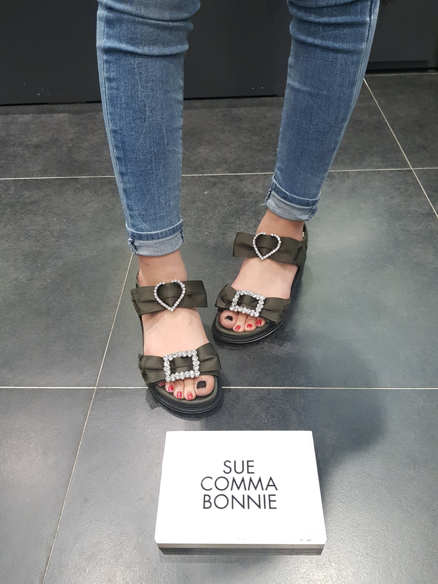 <b><p>Shu Comma Bonnie suecbe Srina sandal khaki</p></b><b><p>シューコンマみる suecommabonnie スリナ サンダル カーキ DG2AM17007KHI</p></b><br /><br /><p align='center'>
