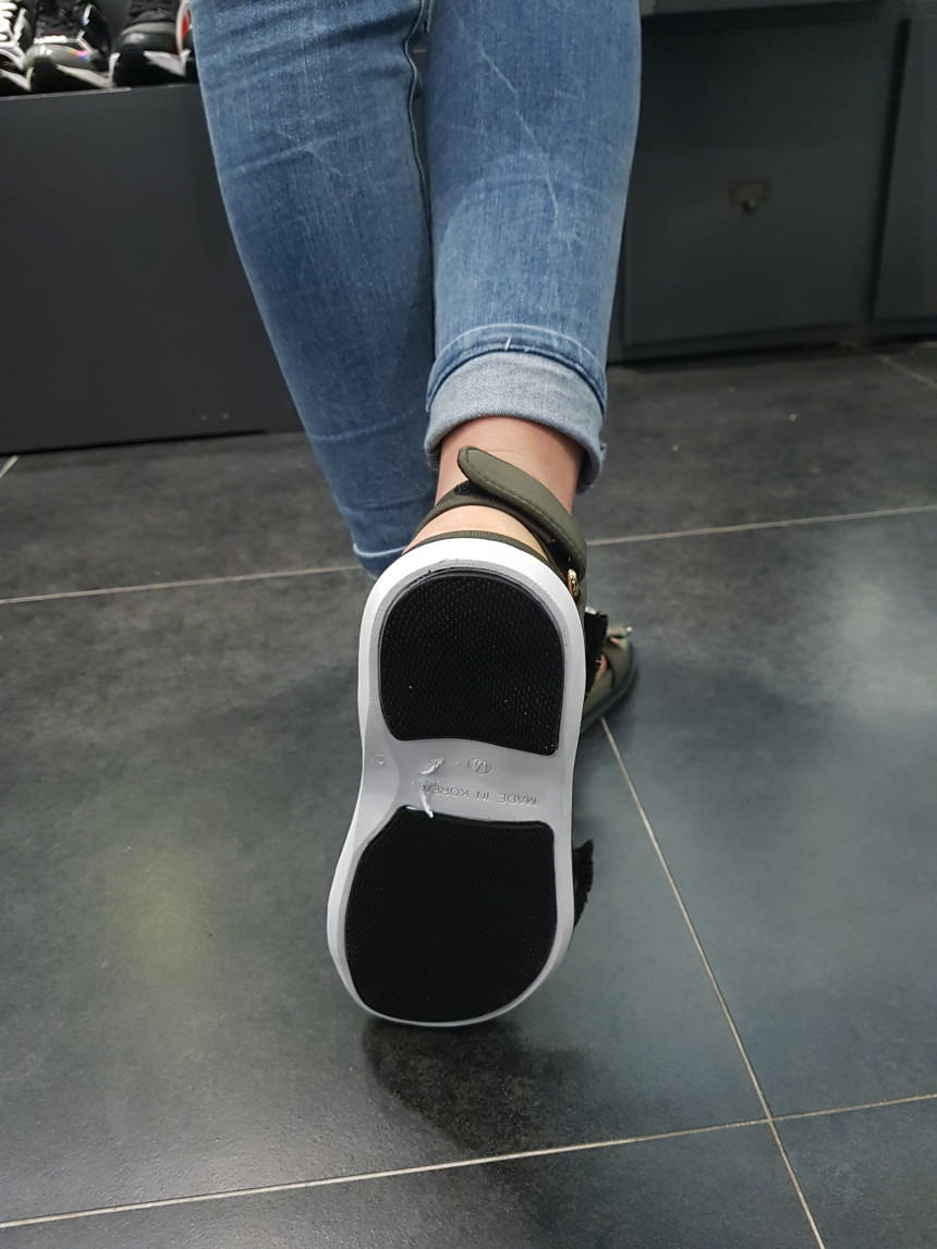 <b><p>Shu Comma Bonnie suecbe Srina sandal khaki</p></b><b><p>シューコンマみる suecommabonnie スリナ サンダル カーキ DG2AM17007KHI</p></b><br /><br /><p align='center'>