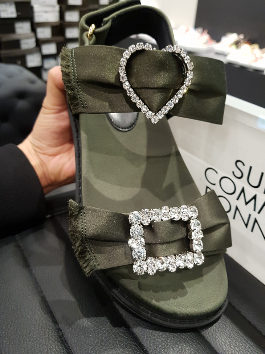 <b><p>Shu Comma Bonnie suecbe Srina sandal khaki</p></b><b><p>シューコンマみる suecommabonnie スリナ サンダル カーキ DG2AM17007KHI</p></b><br /><br /><p align='center'>