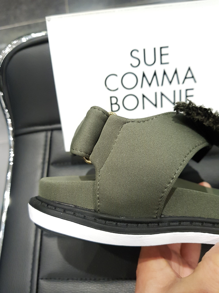 <b><p>Shu Comma Bonnie suecbe Srina sandal khaki</p></b><b><p>シューコンマみる suecommabonnie スリナ サンダル カーキ DG2AM17007KHI</p></b><br /><br /><p align='center'>