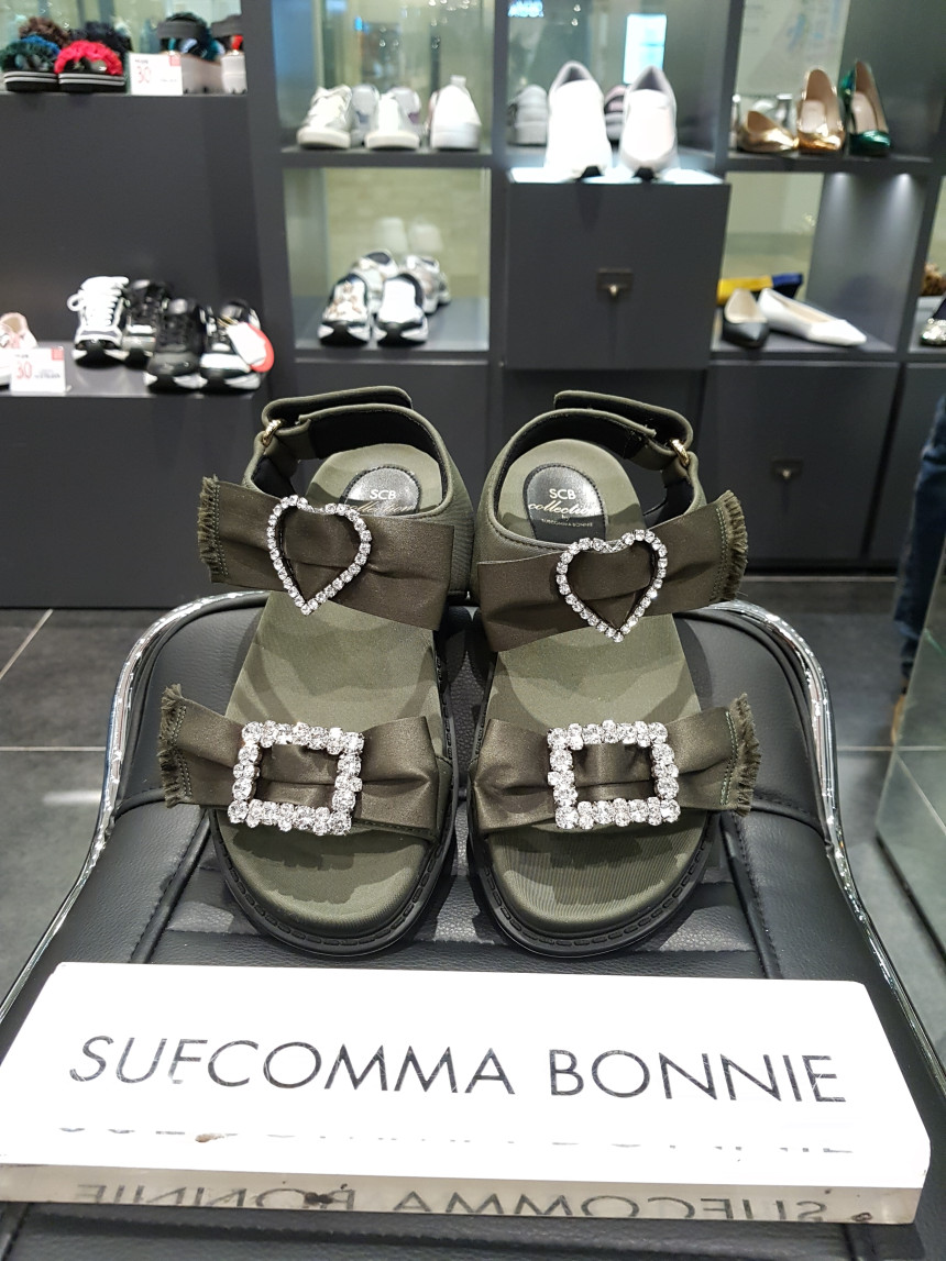 <b><p>Shu Comma Bonnie suecbe Srina sandal khaki</p></b><b><p>シューコンマみる suecommabonnie スリナ サンダル カーキ DG2AM17007KHI</p></b><br /><br /><p align='center'>