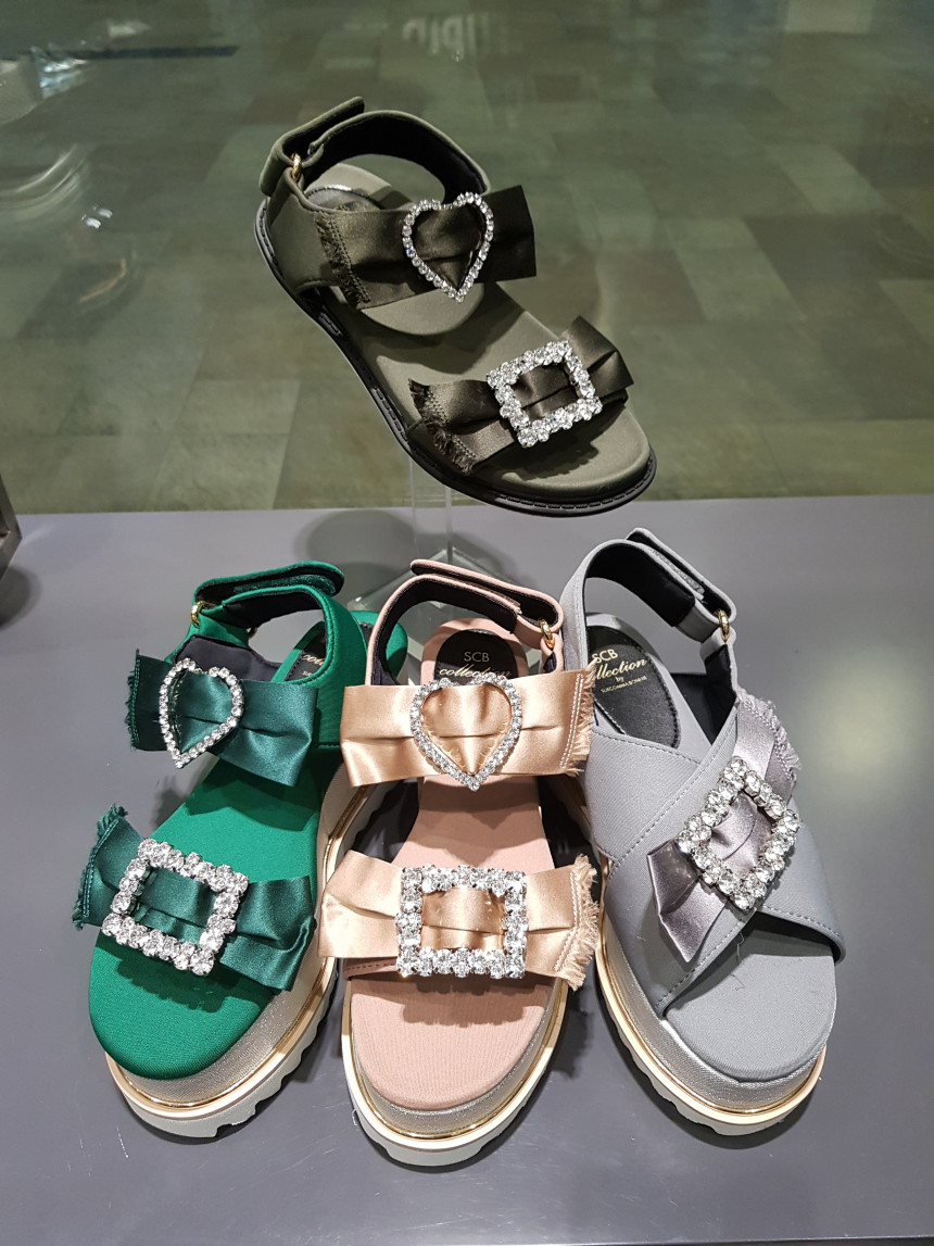 <b><p>Shu Comma Bonnie suecbe Srina sandal khaki</p></b><b><p>シューコンマみる suecommabonnie スリナ サンダル カーキ DG2AM17007KHI</p></b><br /><br /><p align='center'>