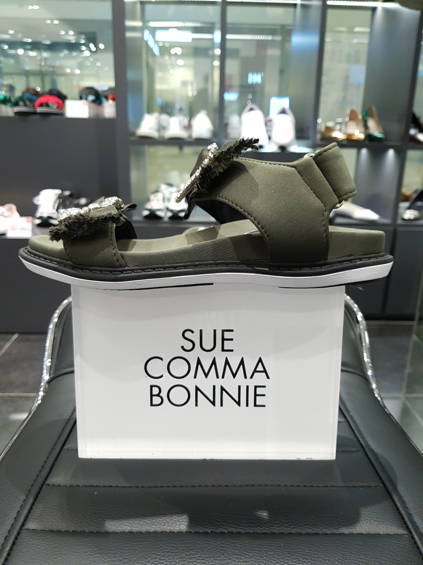 <b><p>Shu Comma Bonnie suecbe Srina sandal khaki</p></b><b><p>シューコンマみる suecommabonnie スリナ サンダル カーキ DG2AM17007KHI</p></b><br /><br /><p align='center'>