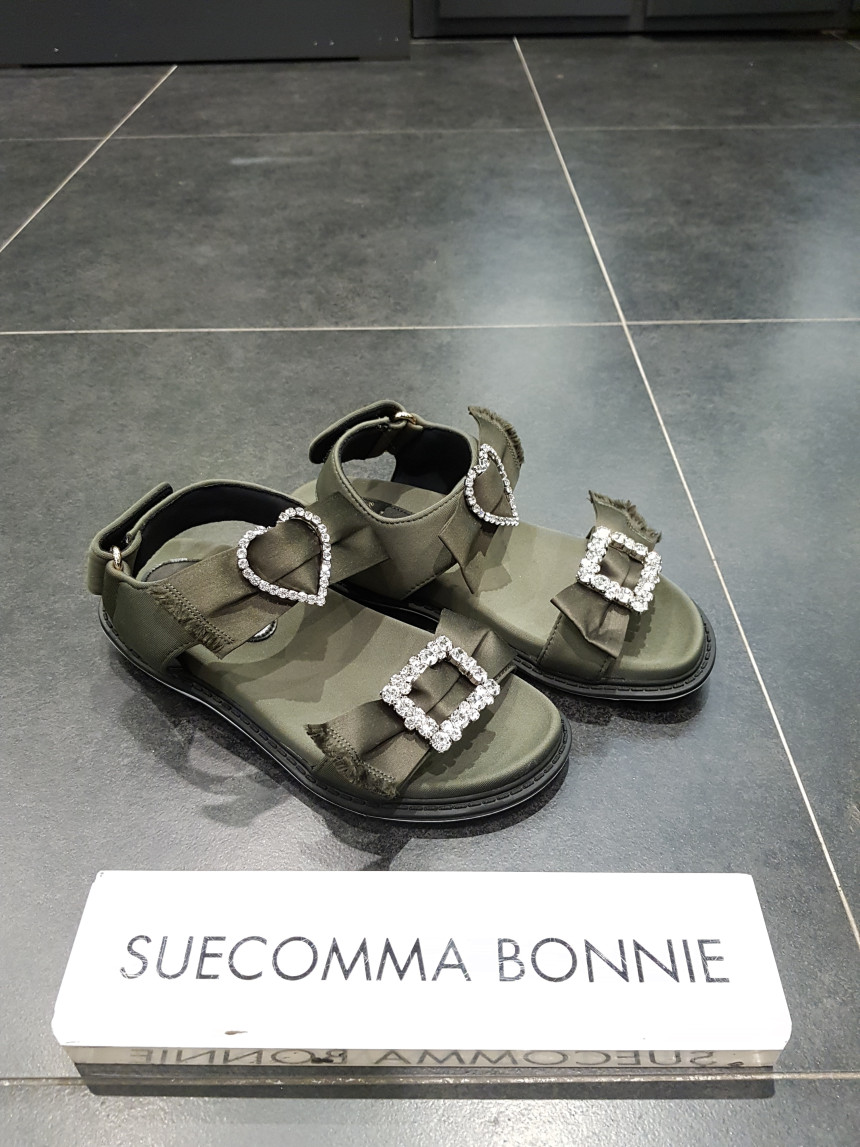 <b><p>Shu Comma Bonnie suecbe Srina sandal khaki</p></b><b><p>シューコンマみる suecommabonnie スリナ サンダル カーキ DG2AM17007KHI</p></b><br /><br /><p align='center'>