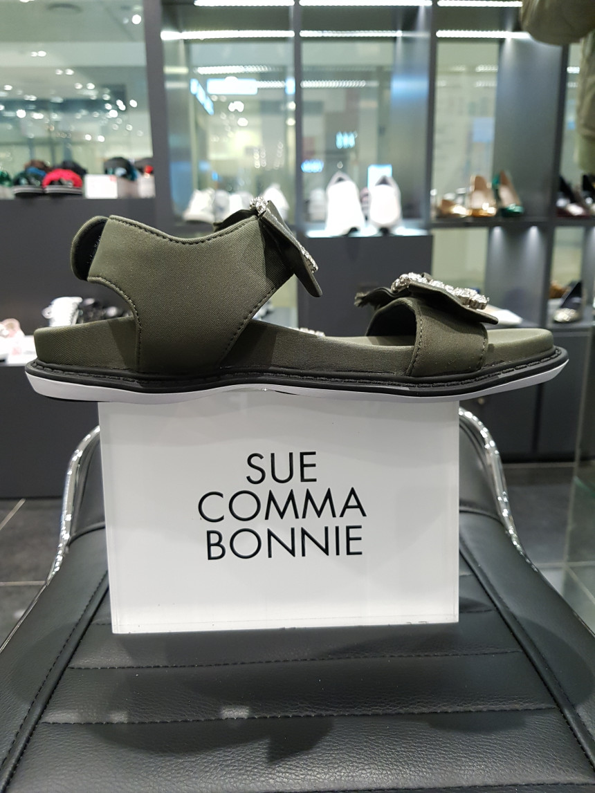 <b><p>Shu Comma Bonnie suecbe Srina sandal khaki</p></b><b><p>シューコンマみる suecommabonnie スリナ サンダル カーキ DG2AM17007KHI</p></b><br /><br /><p align='center'>