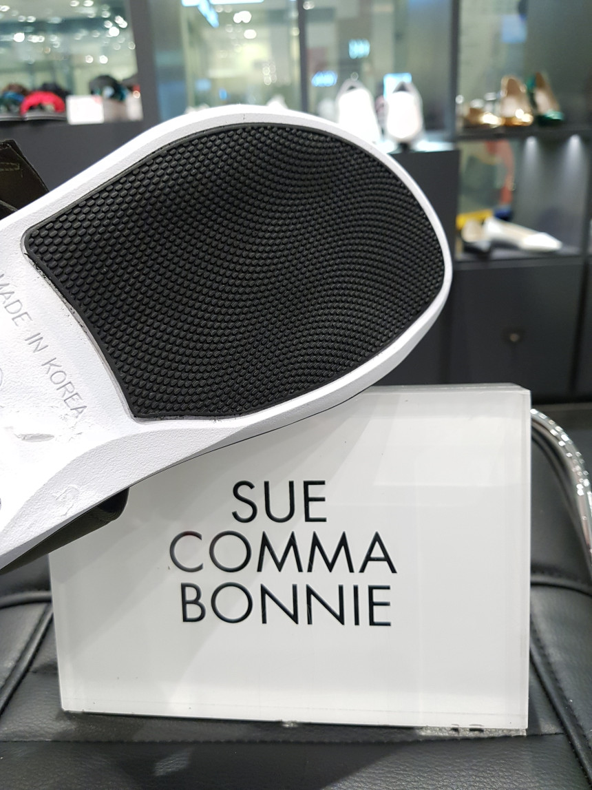 <b><p>Shu Comma Bonnie suecbe Srina sandal khaki</p></b><b><p>シューコンマみる suecommabonnie スリナ サンダル カーキ DG2AM17007KHI</p></b><br /><br /><p align='center'>