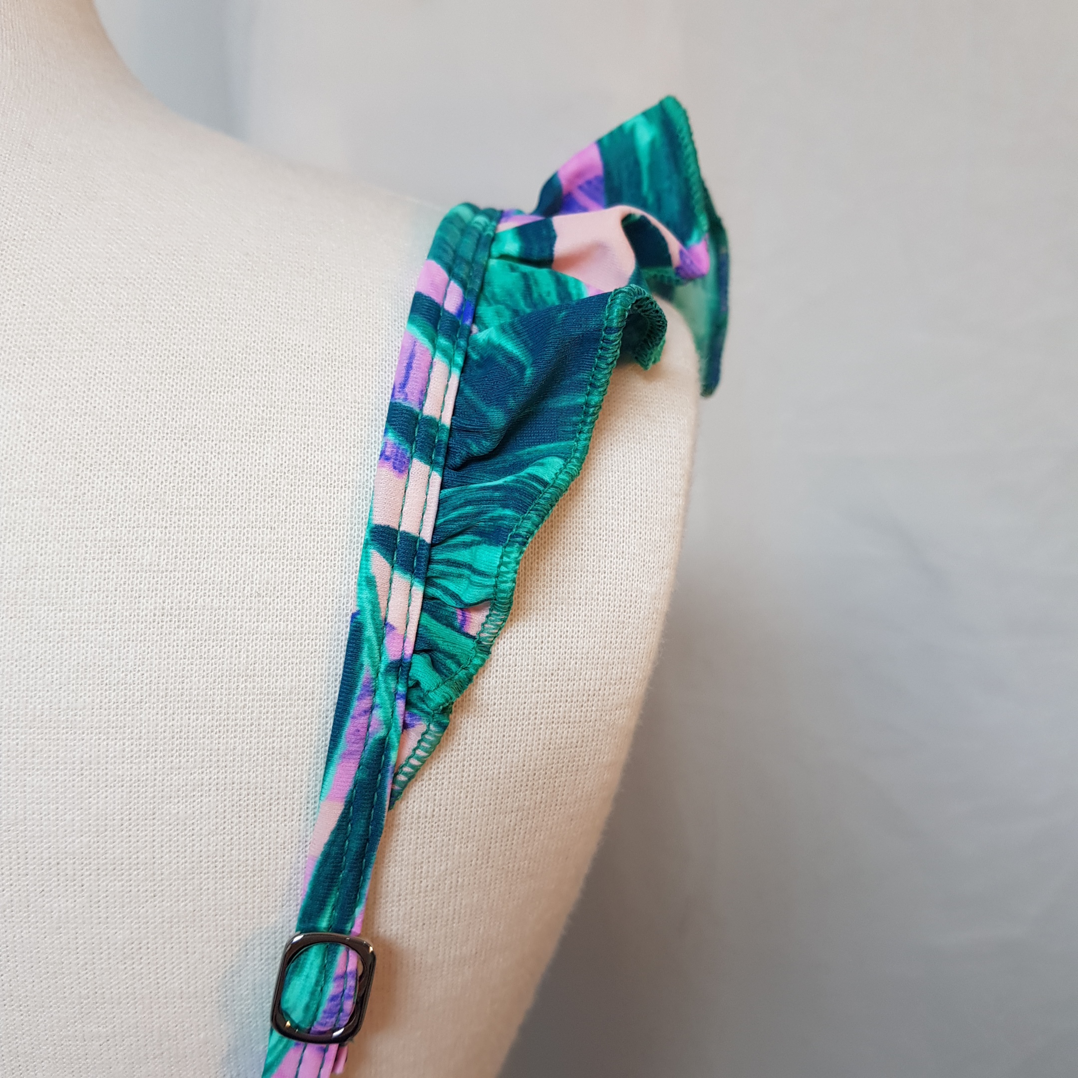 <b><p>Vishirring biki Fll Color ame pk</p></b><b><p>Vのシャーリング ビキニ フリル 配色 捺染 ピンク</p></b><br /><br /><p align='center'>