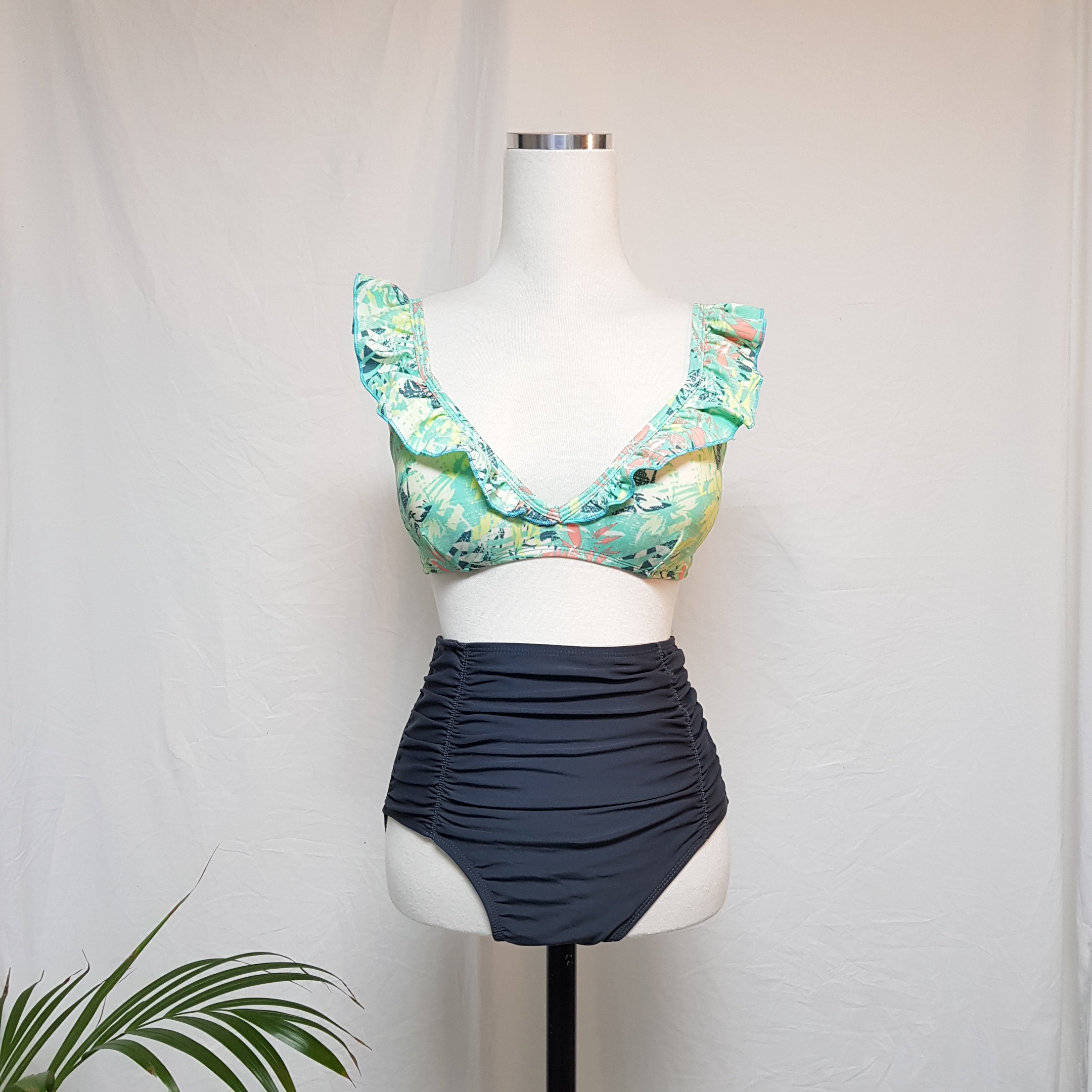 <b><p>Vishirring biki Fll Color ame pk</p></b><b><p>Vのシャーリング ビキニ フリル 配色 捺染 ピンク</p></b><br /><br /><p align='center'>