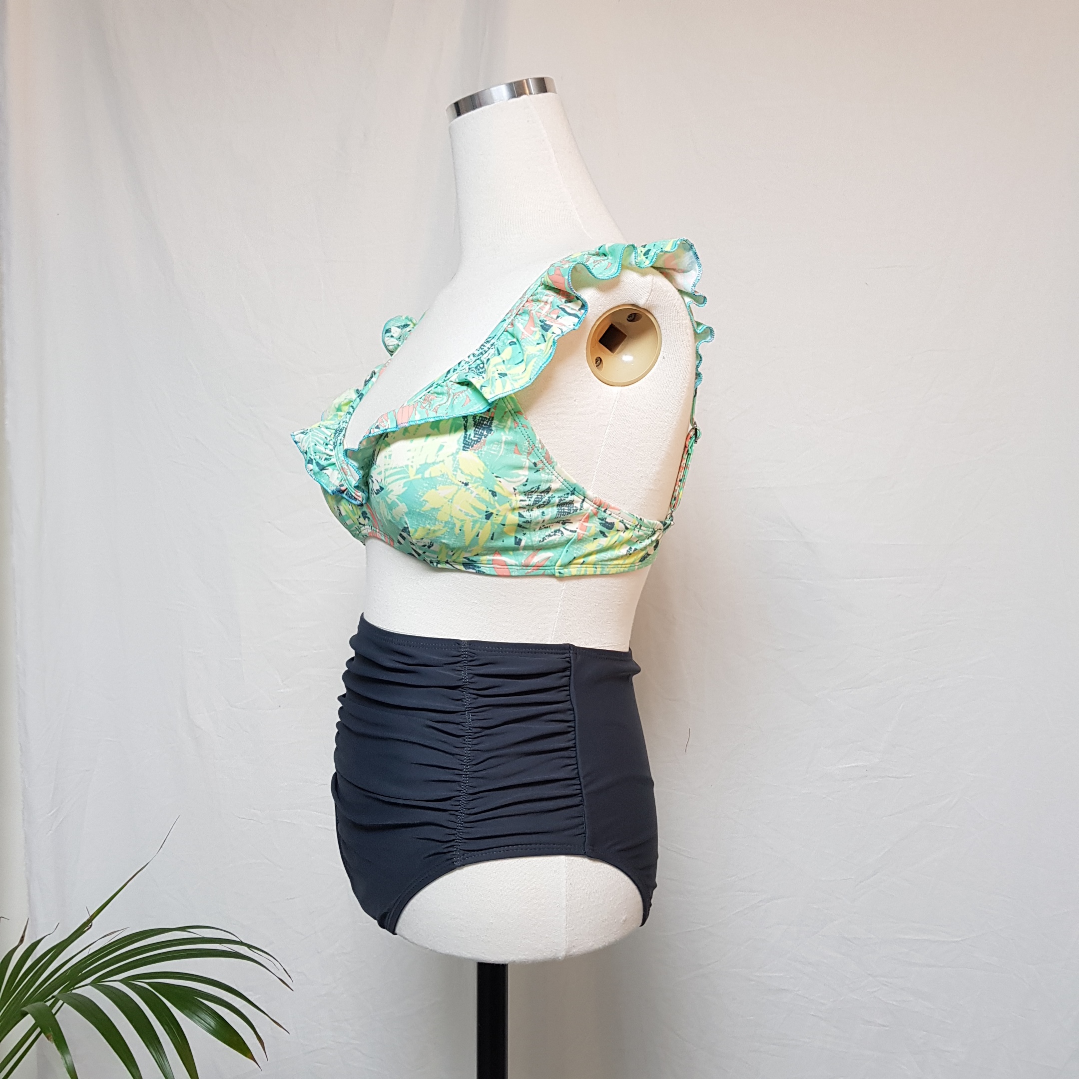 <b><p>Vishirring biki Fll Color ame pk</p></b><b><p>Vのシャーリング ビキニ フリル 配色 捺染 ピンク</p></b><br /><br /><p align='center'>