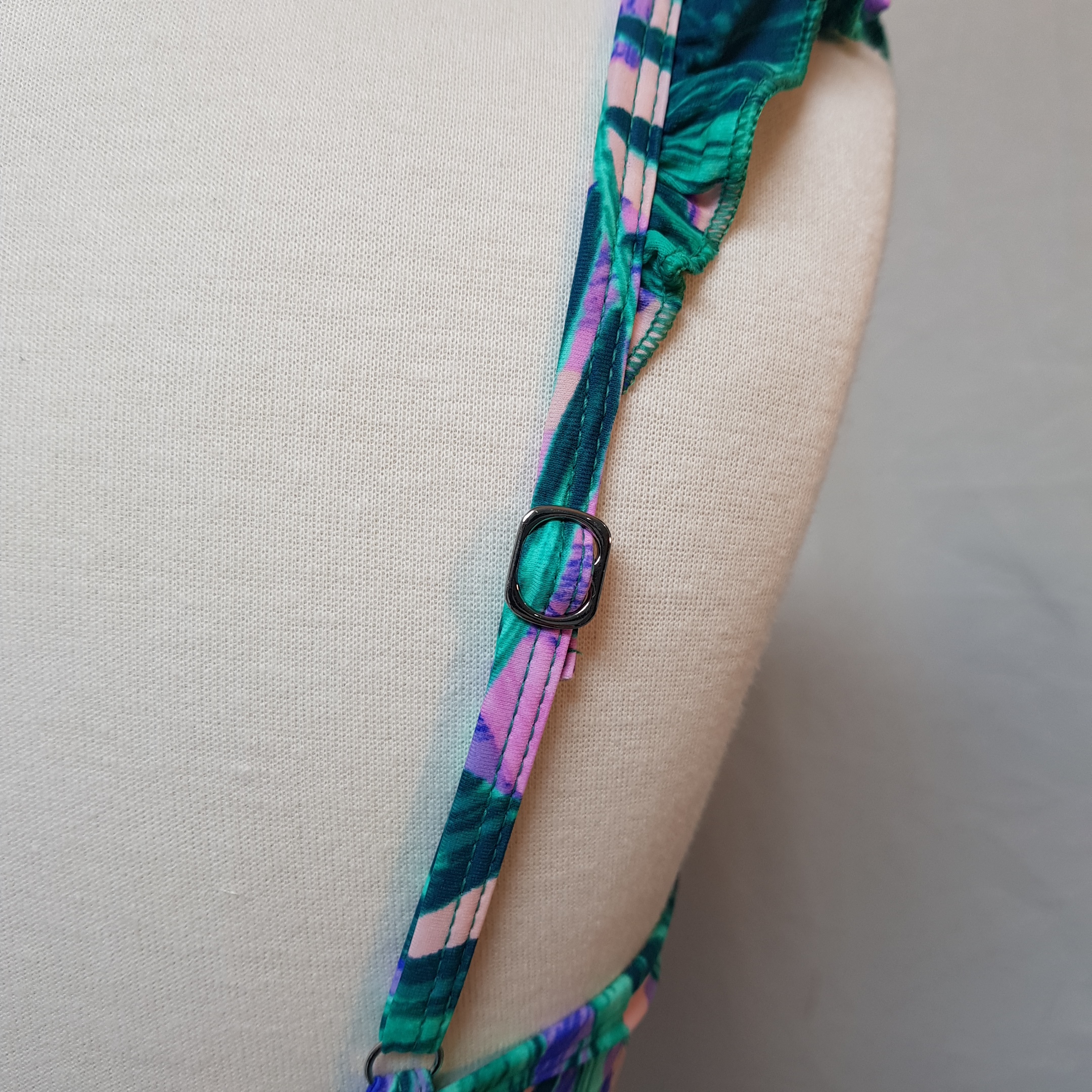 <b><p>Vishirring biki Fll Color ame pk</p></b><b><p>Vのシャーリング ビキニ フリル 配色 捺染 ピンク</p></b><br /><br /><p align='center'>