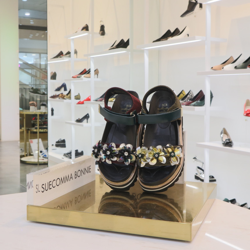 <b><p>Shu Comma Bonnie suecbe Retro mood flower</p></b><b><p>シューコンマみる suecommabonnie レトロ 気分 花 サンダル DG2AM17021RE</p></b><br /><br /><p align='center'>