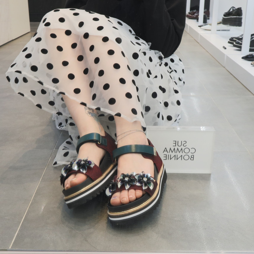 <b><p>Shu Comma Bonnie suecbe Retro mood flower</p></b><b><p>シューコンマみる suecommabonnie レトロ 気分 花 サンダル DG2AM17021RE</p></b><br /><br /><p align='center'>