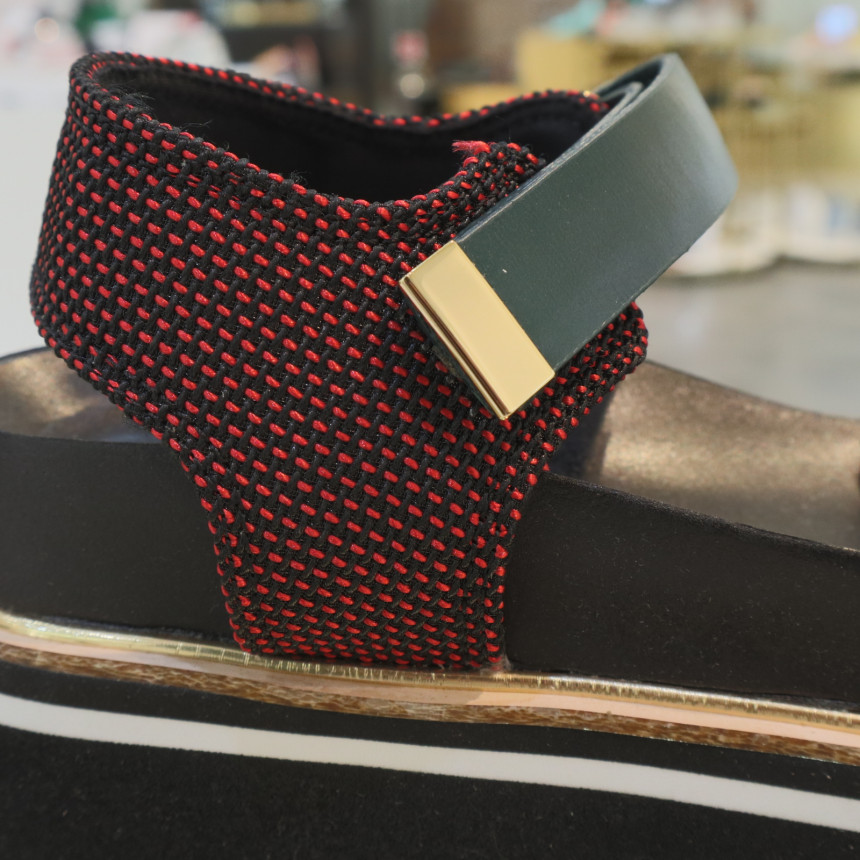 <b><p>Shu Comma Bonnie suecbe Retro mood flower</p></b><b><p>シューコンマみる suecommabonnie レトロ 気分 花 サンダル DG2AM17021RE</p></b><br /><br /><p align='center'>